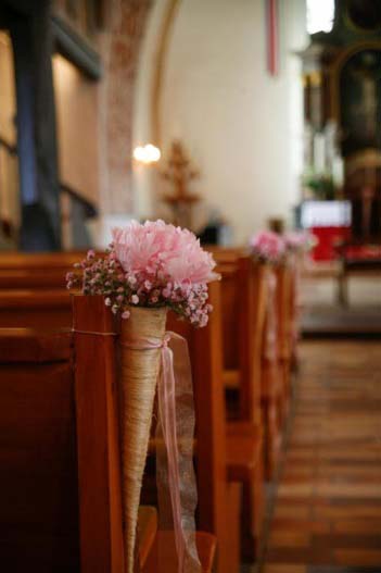 Blumenschmuck für die Kirche