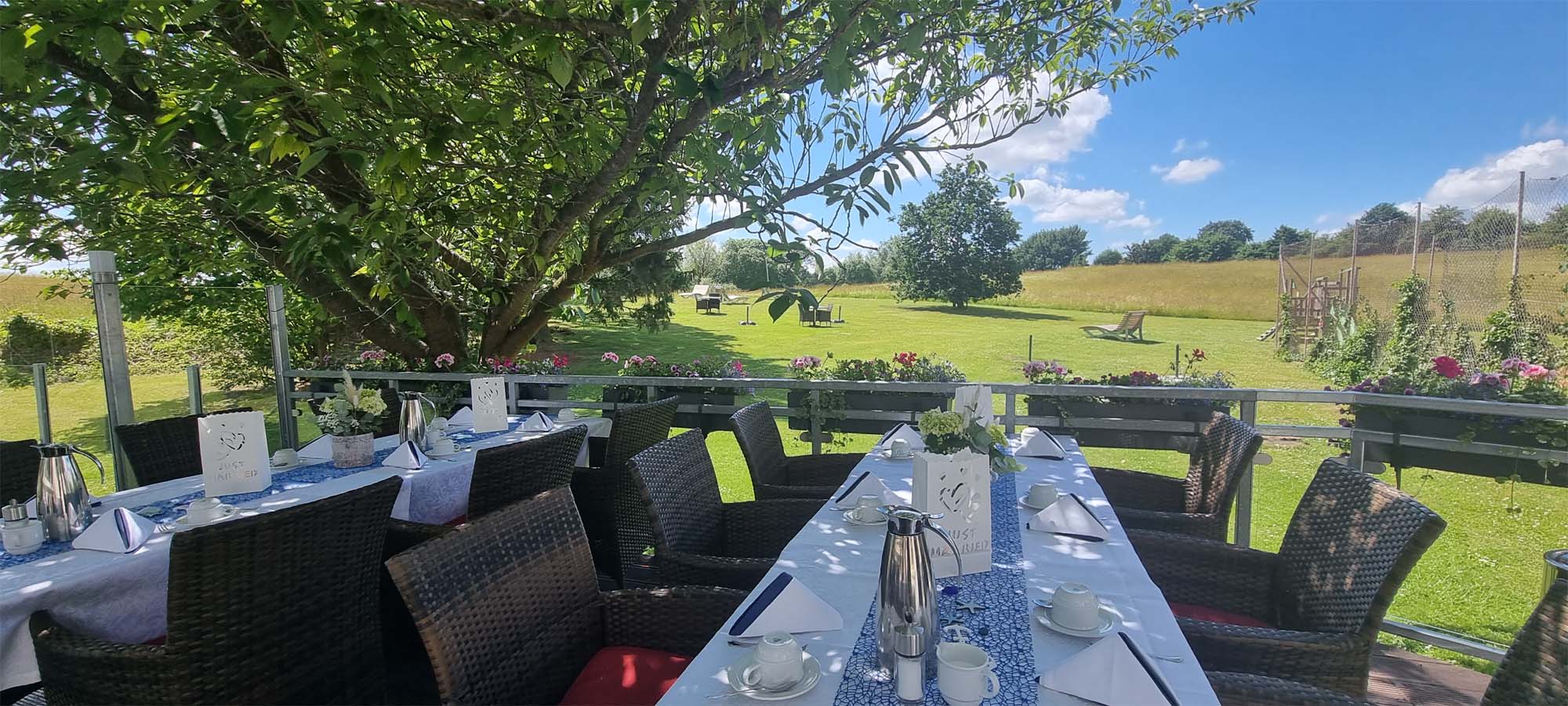 Festlich eingedeckte Terrasse