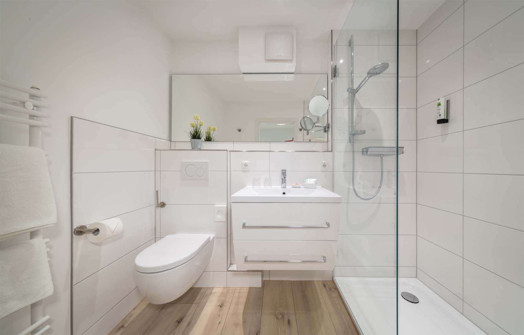 Doppelzimmer Typ Juniorsuite mit Gartenblick - Bad Doppelzimmer Typ Juniorsuite mit Gartenblick - Bad